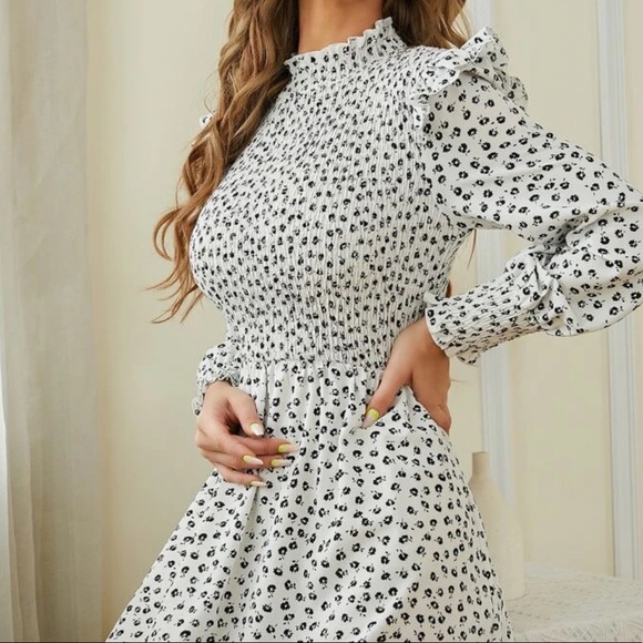 Ruffle neck floral Dress - Picture 2 of 3